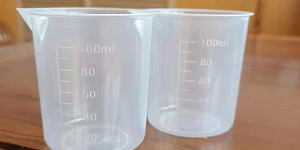 使用塑料烧杯配置氢氧化钾的优点